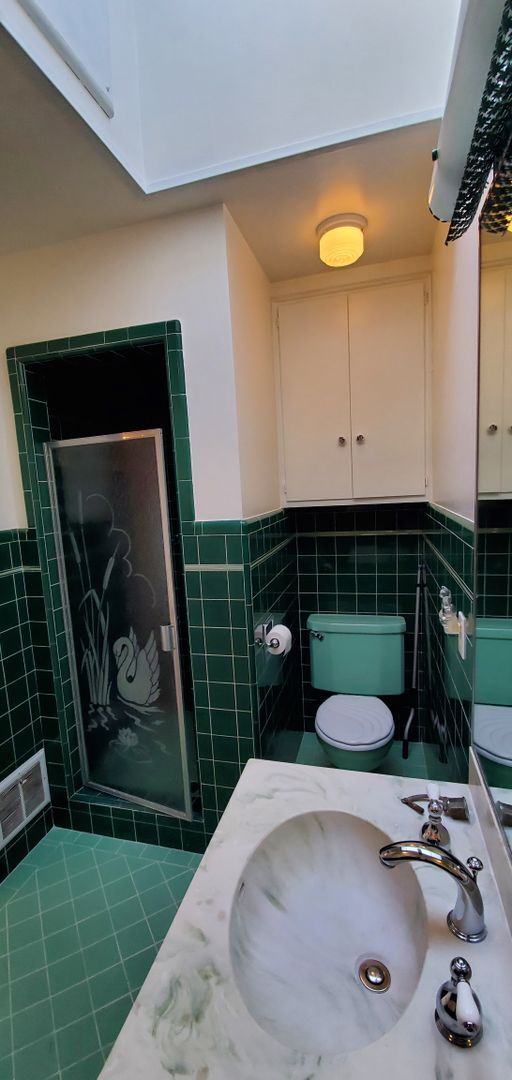 Building Photo - Beautifully Renovated Vintage  2 bedroom 2...