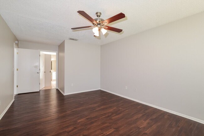 Building Photo - 12612 Belrose Ave