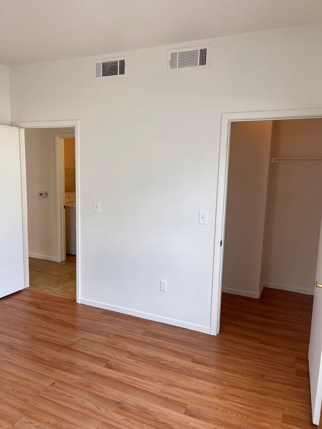 Building Photo - 2 Bedroom condo - Great Location