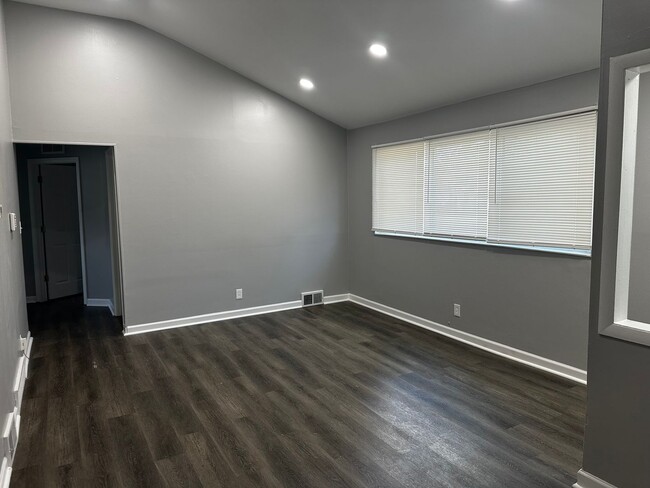 Building Photo - 3 BEDROOM HOME IN WARREN