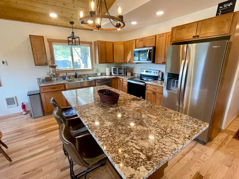 Building Photo - 245 Kokanee Dr E