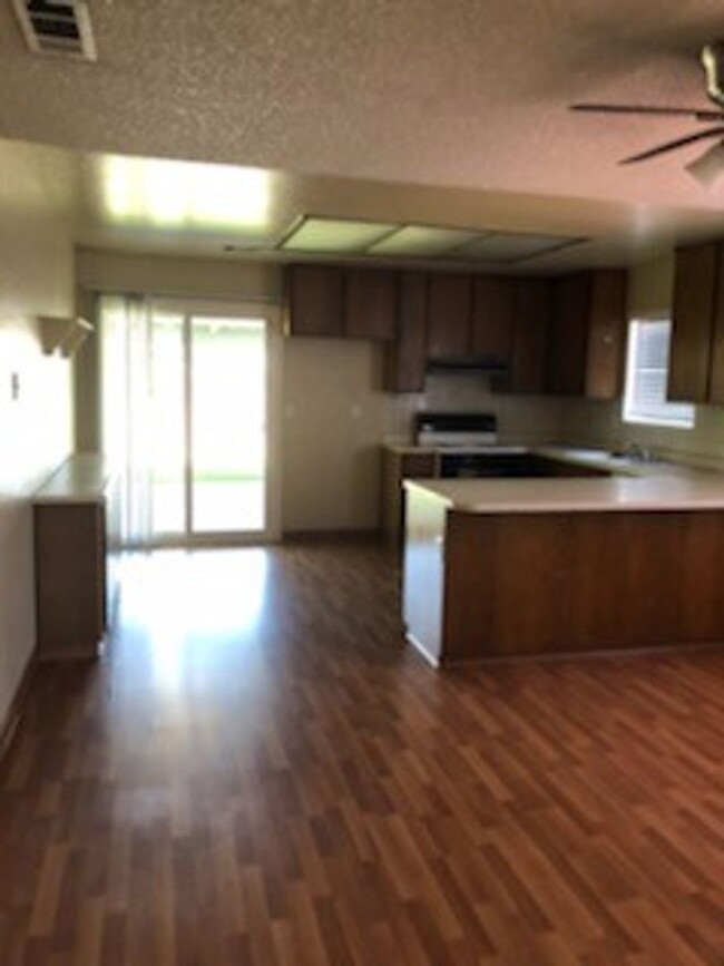 Building Photo - Modesto, 3 bedroom 2 bathroom with a 2 car...