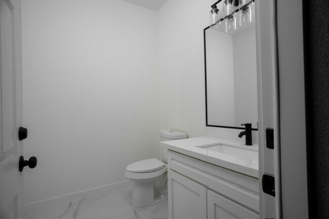 Building Photo - Spacious 4BR House in Mission