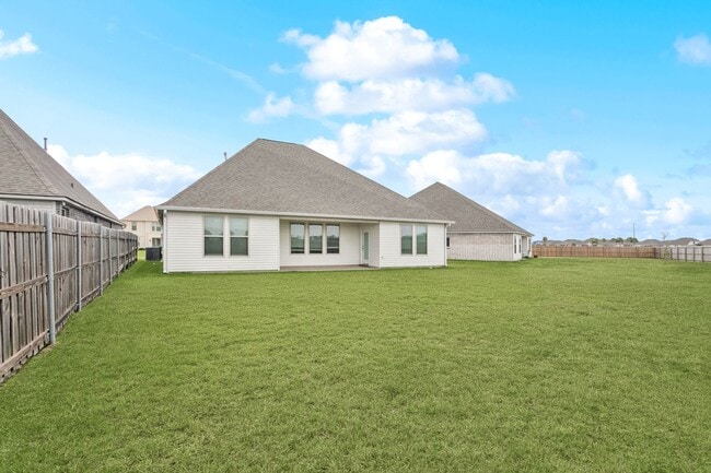 Building Photo - Stunning Family Home with Southern Charm i...