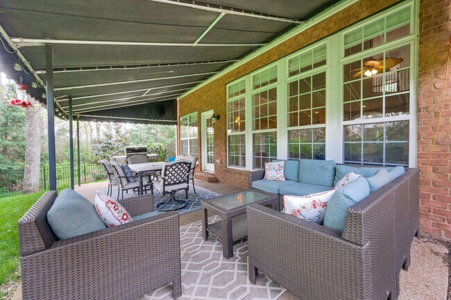 Building Photo - 4 Bedroom, 3.5 Bathroom Executive Home with Fenced Yard and 3 Car Garage.