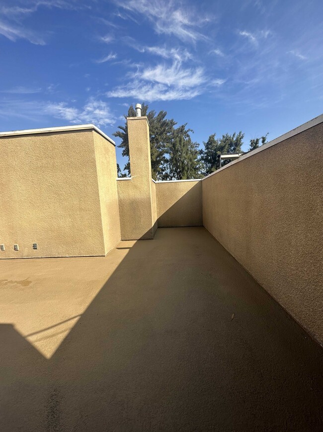 Building Photo - 13012 Riverside Dr