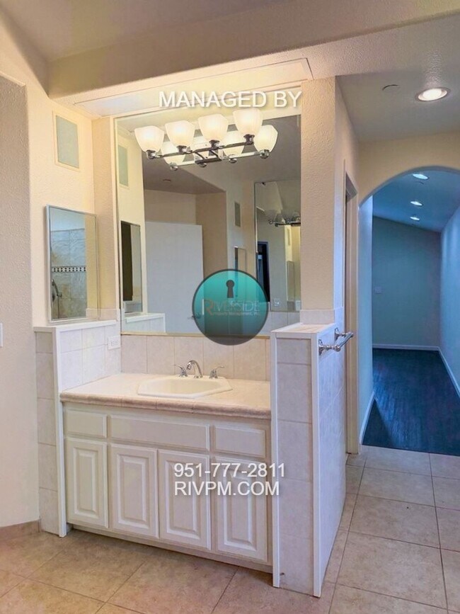 Building Photo - Single story large corner lot home in Jurupa Valley ready for move-in!