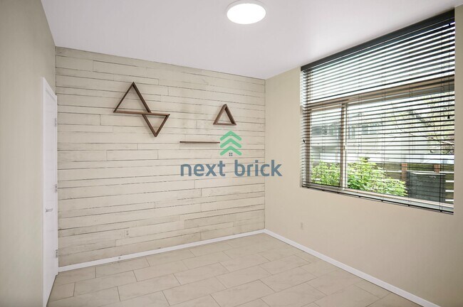 Building Photo - 2 BED & 1.5 BATH TOWNHOME FOR RENT