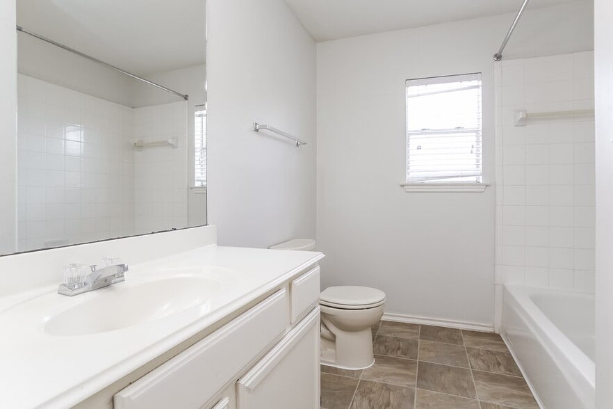 Building Photo - 17902 Scenic Oaks Dr