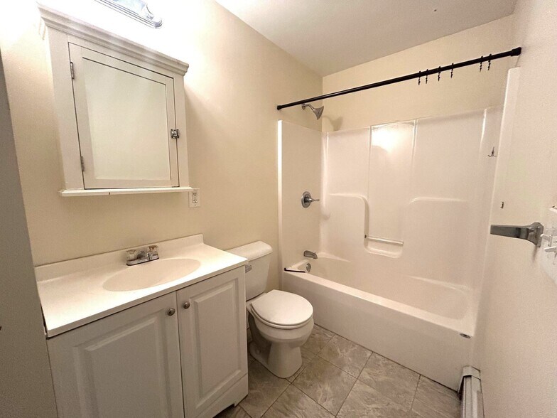 Full bath - 50 Top St