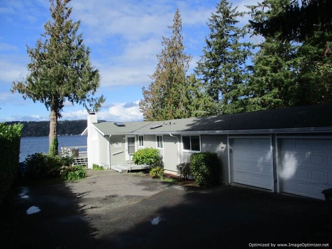 Building Photo - Charming Partially Furnished Waterfront Home in Gig Harbor