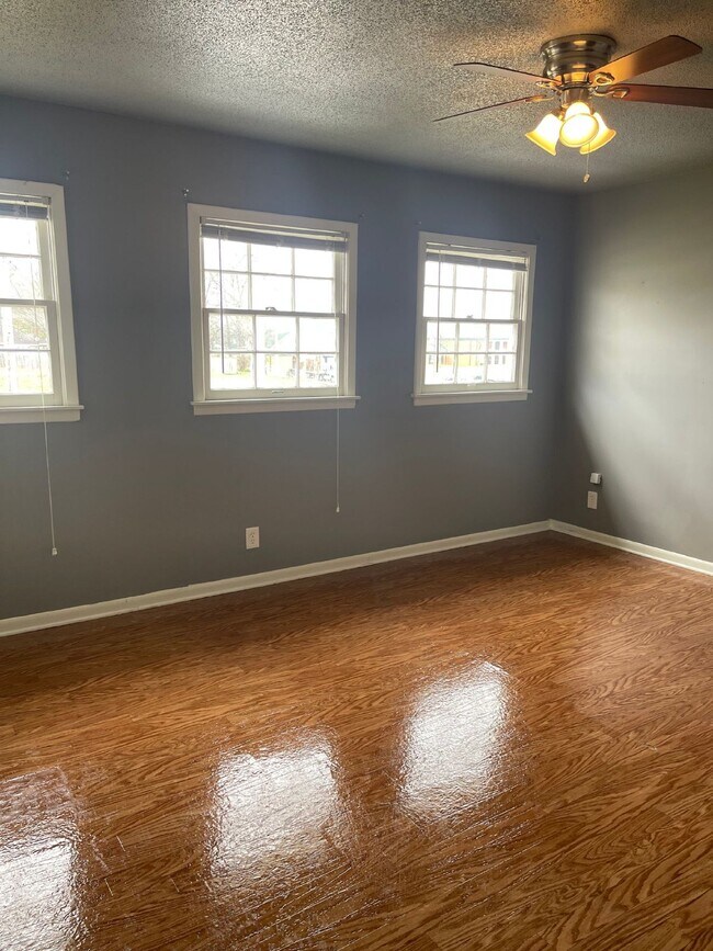 Building Photo - "Charming 2 Bed, 1.5 Bath Apartment in Jon...