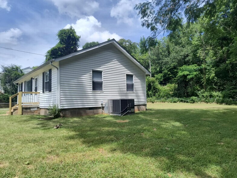 Building Photo - 807 E Happy Hollow Dr