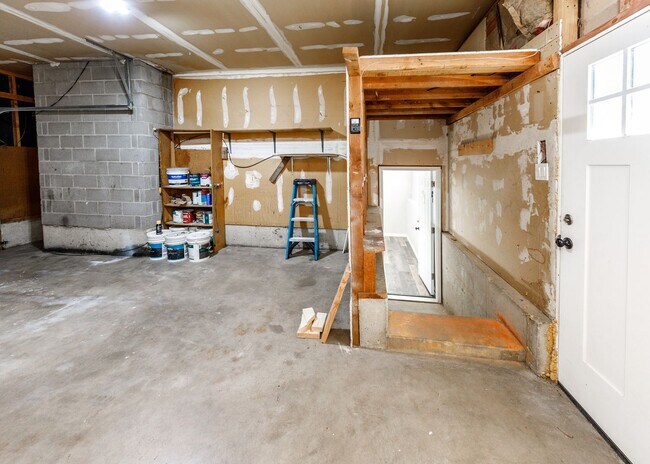 Building Photo - Charming 3 Bed Home Centrally located, Lar...