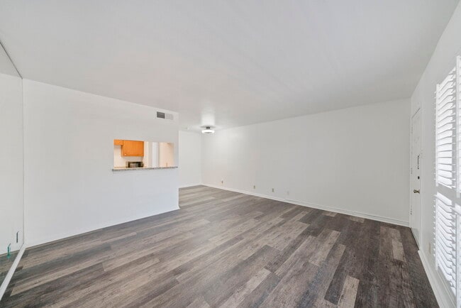 Building Photo - Chic 1-Bed Oasis with Pool & Walk-In Closets in Central San Antonio – $975/mo