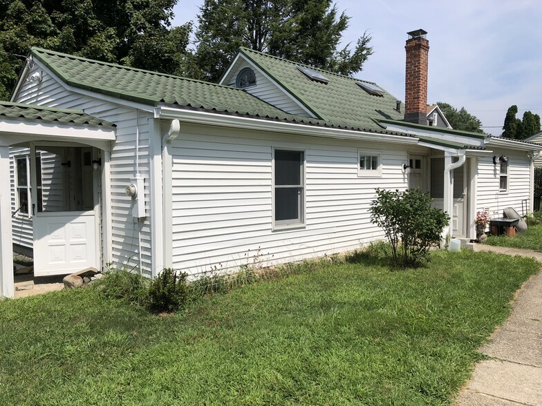 Charming Quiet 2 Bed 2 Full Bath Cottage - 23 Fairlawn Ave