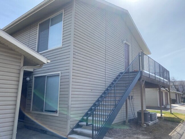 Building Photo - 124 W Colby Ln