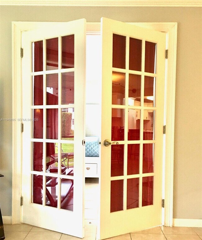 Building Photo - 9410 N Hollybrook Lake Dr