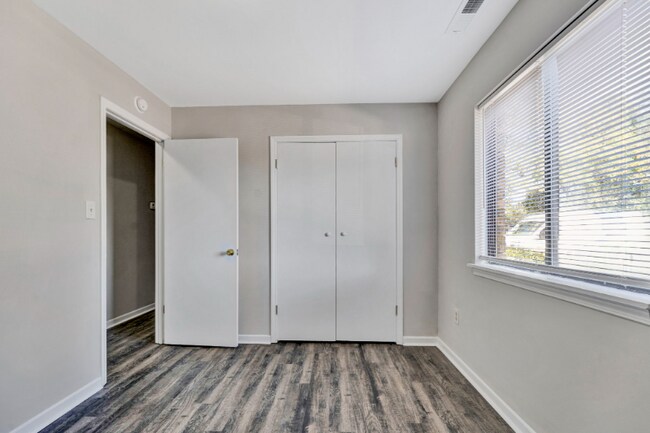 Building Photo - 1318 E Durst Ave