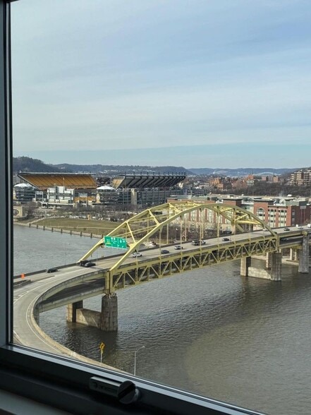 Building Photo - 320 Fort Duquesne Blvd