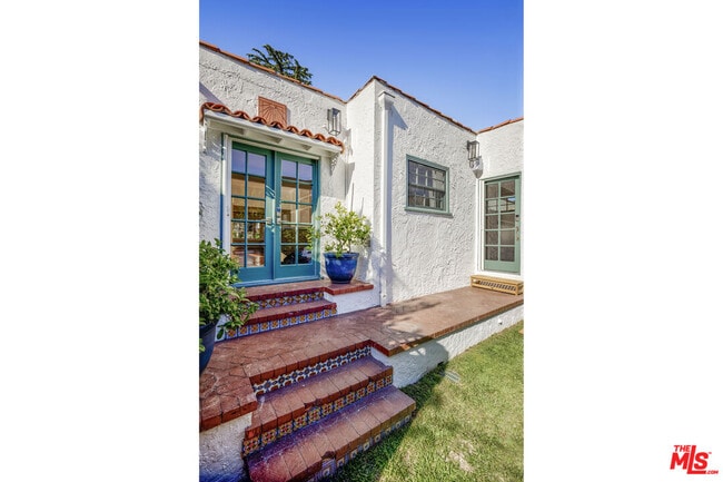 Building Photo - 3472 Rowena Ave