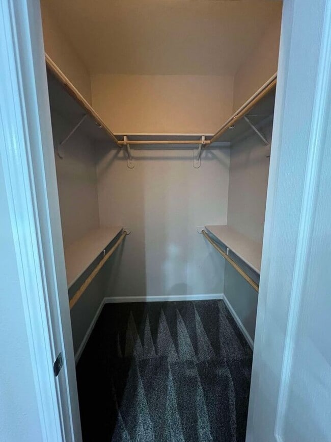 Building Photo - Stunning 2-bedroom PLUS LARGE BONUS ROOM/L...