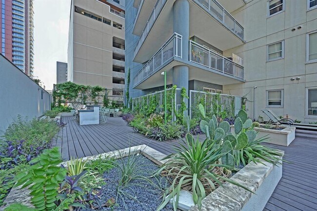 Building Photo - 603 Davis St