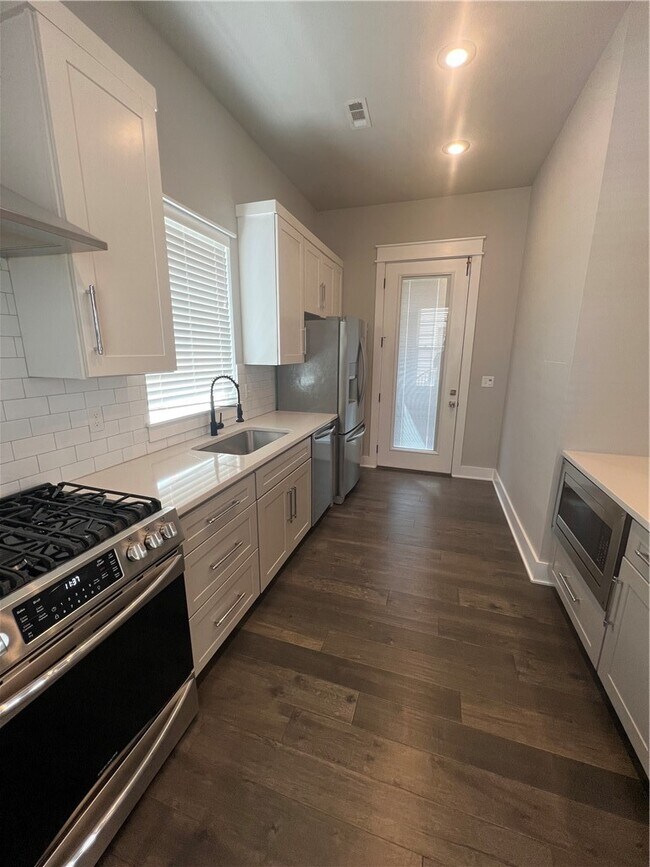 Building Photo - 1390 S Duncan Ave