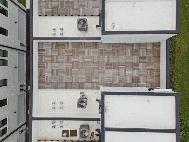 Building Photo - Canvas GWX