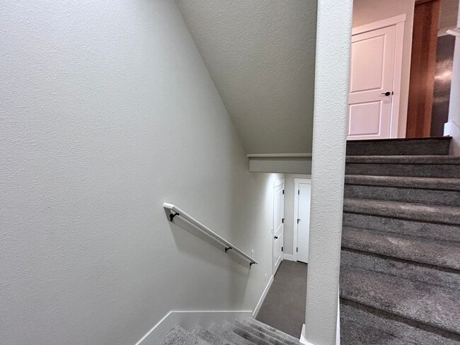 Building Photo - Incredibly Large 4 Bed 2.5 Bath Charmer!