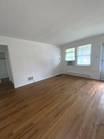 Building Photo - 1204 Yale Ave