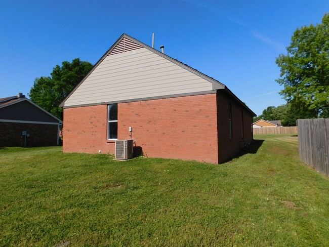 Building Photo - 5840 Waverly Dr