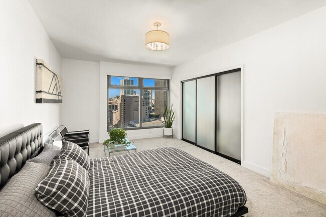 Building Photo - Luxurious 17th-Floor Renaissance Condo with Stunning City Views