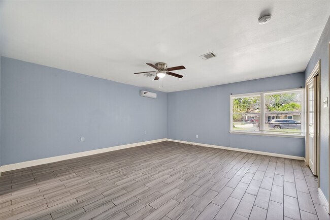 Building Photo - 6022 Lyndhurst Dr