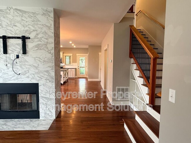 Building Photo - 2440 Belvue Rd