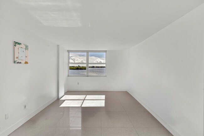 Building Photo - 11930 N Bayshore Dr