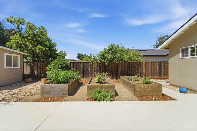 Building Photo - 313 N Milton Ave