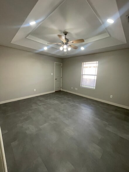 Building Photo - 404 E 2nd St