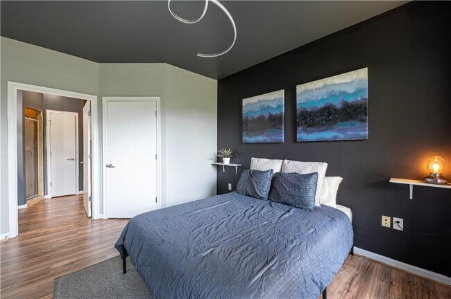 Building Photo - 898 Oak St SW