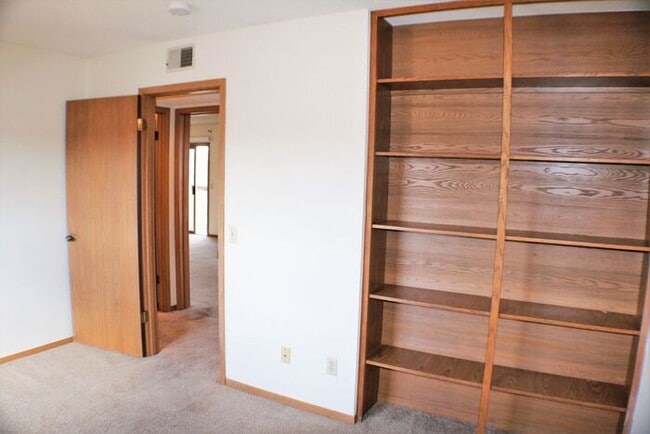 Building Photo - $1100 | 2 Bedroom, 1 Bathroom Condo | Cat ...