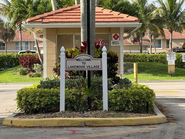 Building Photo - 9956 Twin Lakes Dr