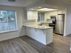 Building Photo - Large 2 Bed Duplex with Walk In Closets/Pr...