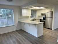Building Photo - Large 2 Bed Duplex with Walk In Closets/Pr...