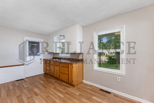 Building Photo - 1112 S Martinson Ave