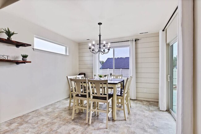Building Photo - 2213 E Elm Grove Dr