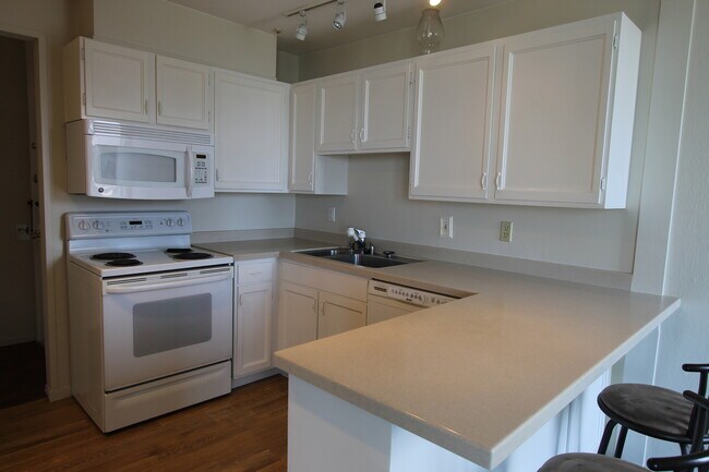 Building Photo - Epic REA: Top Floor 2 BR/2 BA Condo, Pano Views, Balcony, 3-4 Pkg, Storage