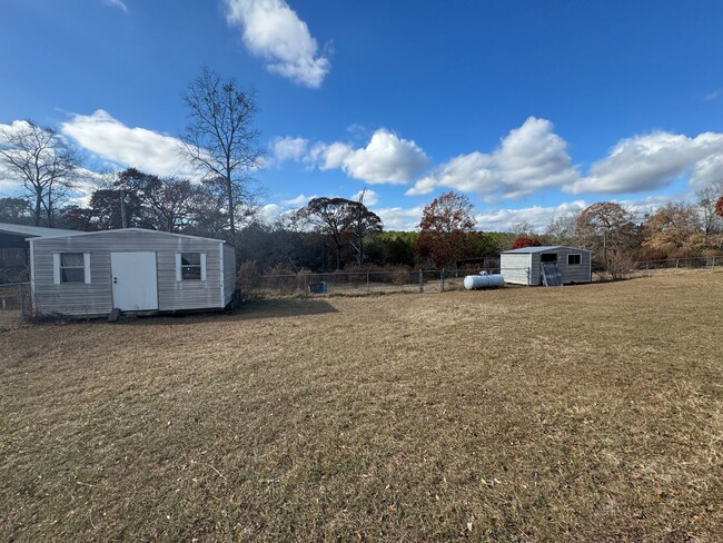 Building Photo - Half Acre Fenced-In 3/2 Right outside of P...