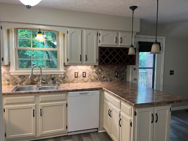 Building Photo - "Charming 2-Bed, 2.5-Bath Townhouse Retreat in Nashville - 1,242 Sq. Ft. of Comfort!" Lawn Care I...