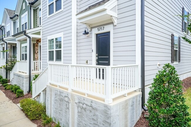 Building Photo - Three Bedroom End Unit Home!