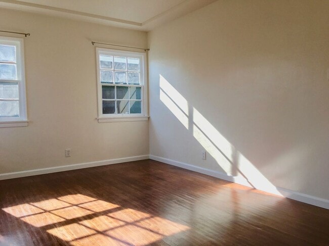 Building Photo - 706 1/2 North McCadden Place